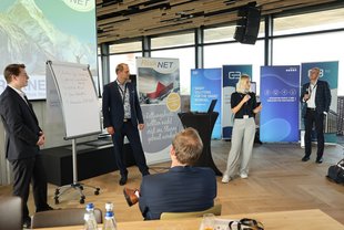 Martin Tanzer und Ronald Prahs (GBTEC) diskutieren mit Sabine Müller (BMW)