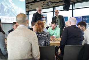 Mit der Simulation Neustart kann eine sehr realistische und ganzheitliche Blackout-Bewältigung am Beispiel einer Kleinstadt geübt und trainiert werden.