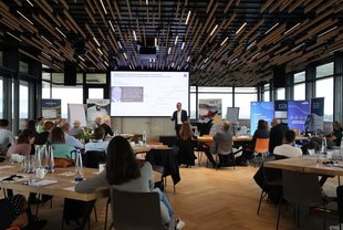 Nach dem "Fit for summit"-Lauf starteten wir mit einer unternehmerischen Perspektive auf Nachhaltigkeit: Andreas Kempf (Carl Zeiss AG)