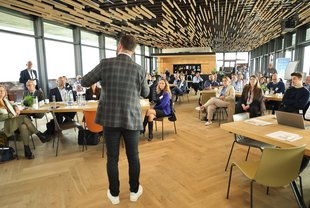 Fink: Weder die Finanzkrise noch die Corona-Pandemie als auch der Ukraine-Krieg sind "Schwarze Schwäne"